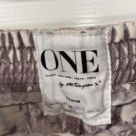 One Teaspoon Tye Dye Gray & White Elastic Waist Shorts(Size 26) - Picture 7 of 8